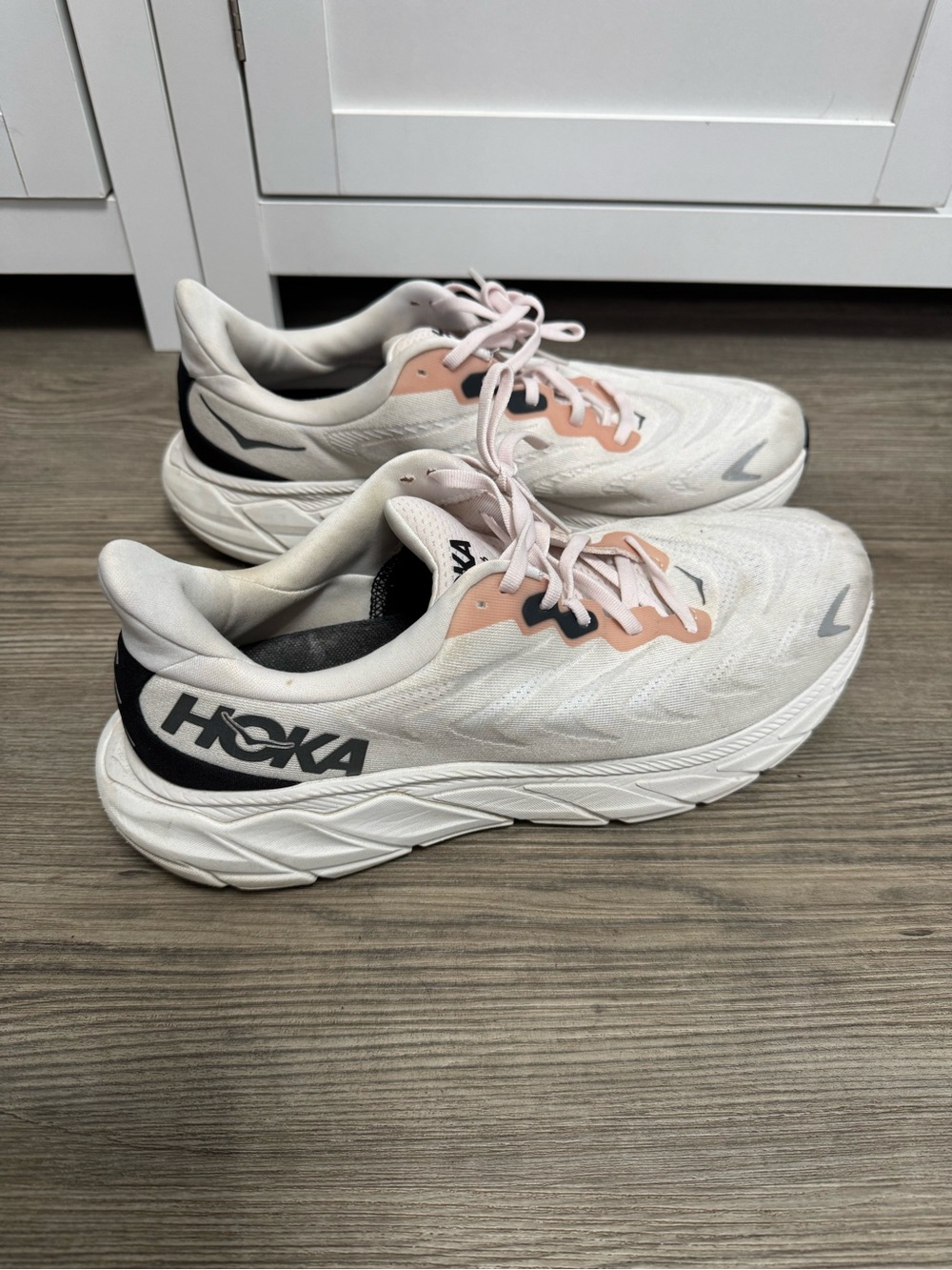 Hoka One One Shoes Mens Size 11 D Arahi 6 White/Pink Sneaker.